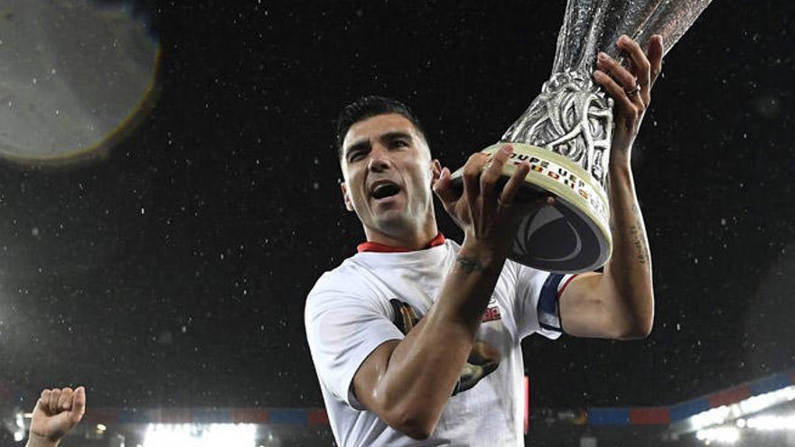 Reyes, con la copa de la última Europa League del Sevilla.