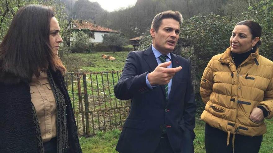 La concejala de Turismo canguesa, Salomé García -izquierda-, junto a los diputados regionales del PP Pedro de Rueda y Marifé Gómez, ayer, en la finca de Les Llanes.