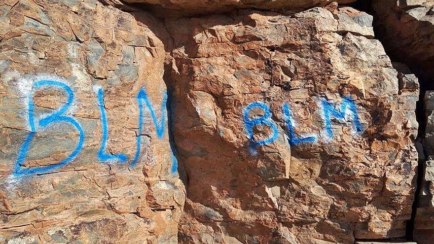 Una de las pintadas en el entorno del yacimiento dañado.