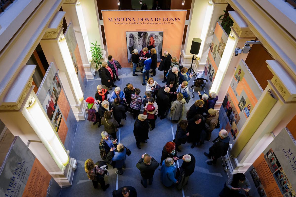 Inauguración de la exposición 'Mariona, dona de dones' en la sede del distrito de Les Corts