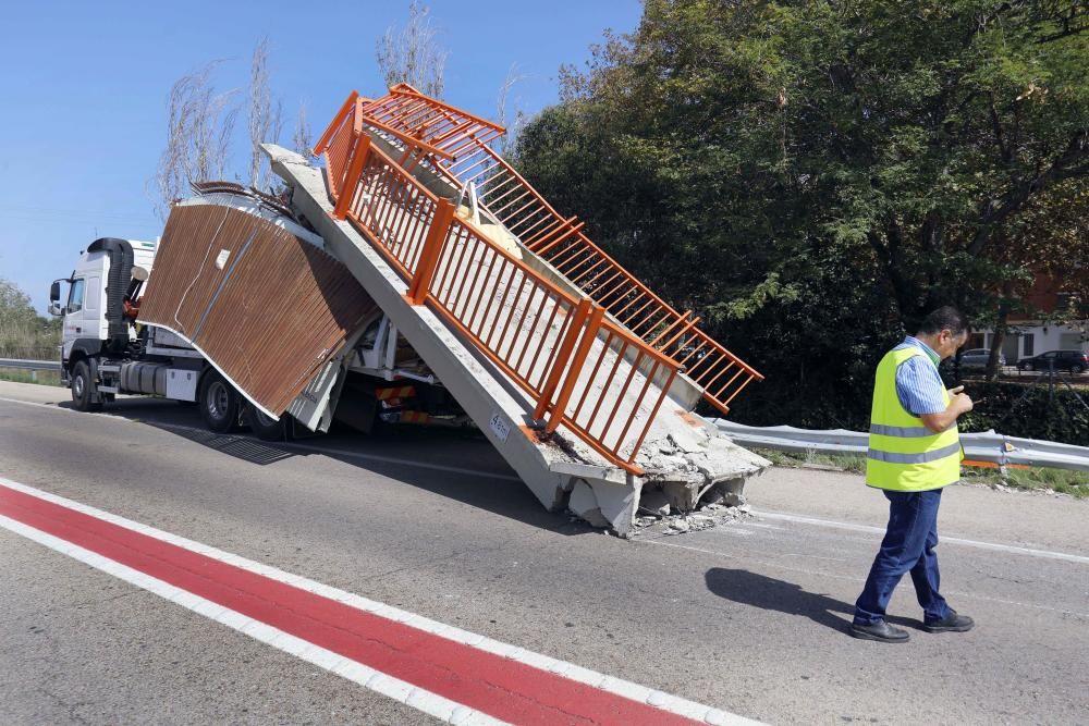 Un camión derriba la pasarela peatonal del Saler