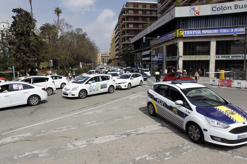 Los taxistas marchan contra los coches con conductor