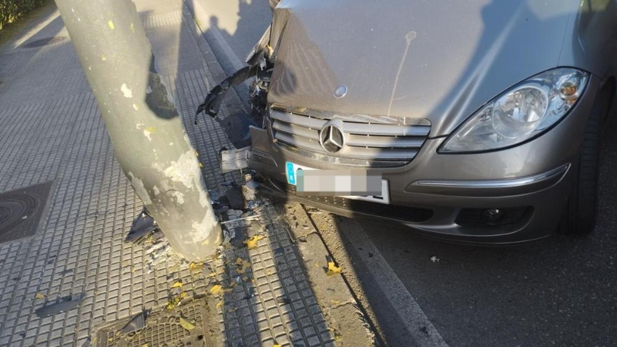 Estado del coche que colisionó contra una farola en Avilés