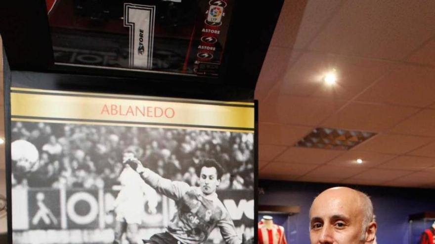 Juan Carlos Ablanedo, con sus tres trofeos &quot;Zamora&quot;, en la inauguración del museo.