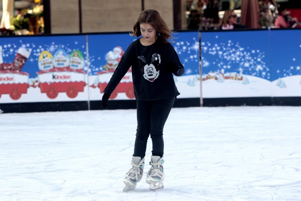 Pista de hielo y tiovivo en la Plaza del Ayuntamiento