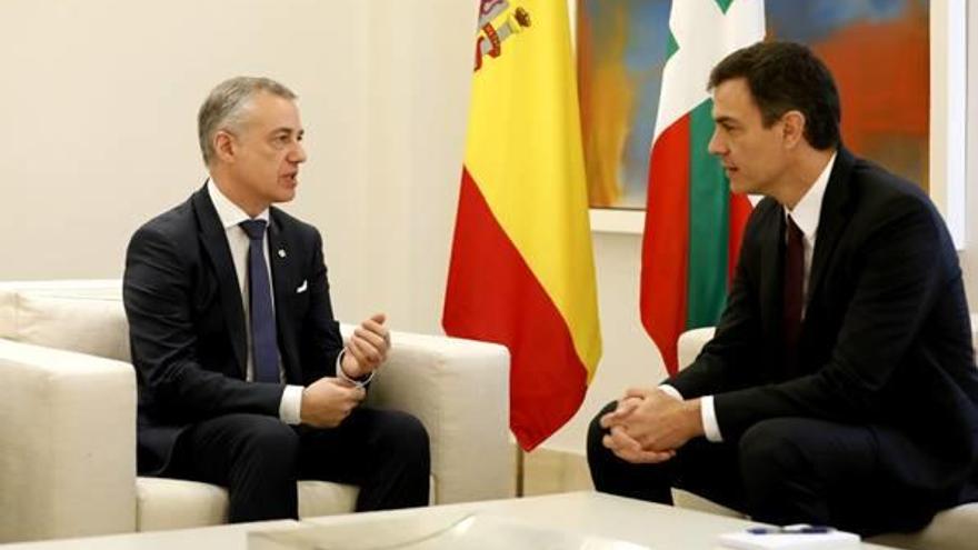 El president del Govern, Pedro Sánchez, rep el lehendakari, Iñigo Urkullu, ahir.