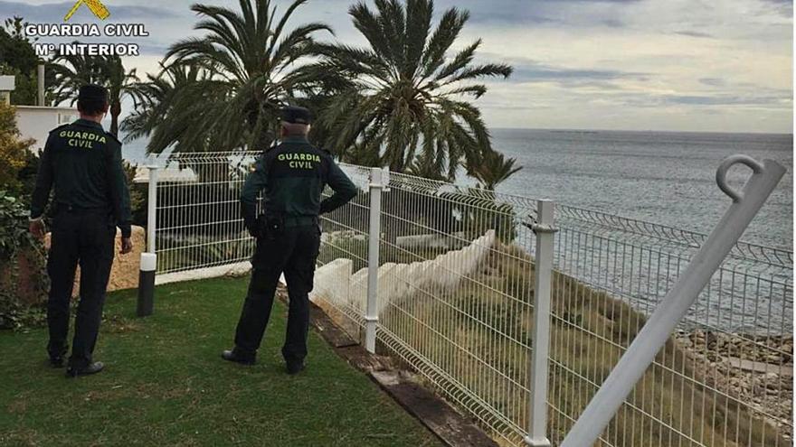 Agentes de la Guardia Civil en una de las casas asaltadas.