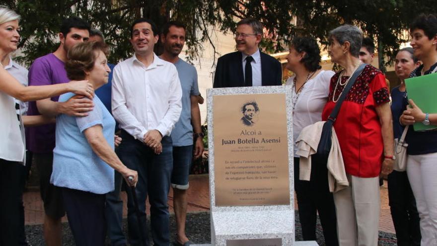 El alcalde y el presidente del Consell junto a familiares del homenajeado