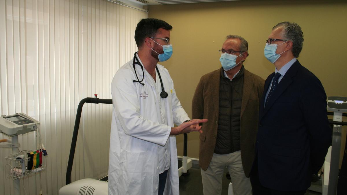 Javier Pérez, Fulgencio Pelegrín y Juan José Pedreño, en la nueva Unidad de Rehabilitación Cardiometabólica de Santa Rosa de Lima, este lunes.