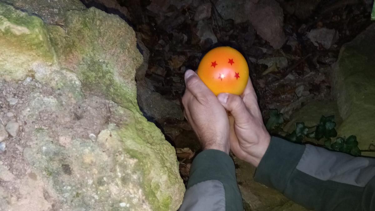Otra de las bolas &#039;encontrada&#039; en el río Lucena por un agente medioambiental.