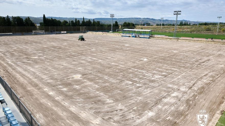 El Real Zaragoza comienza la regeneración del césped de la Ciudad Deportiva