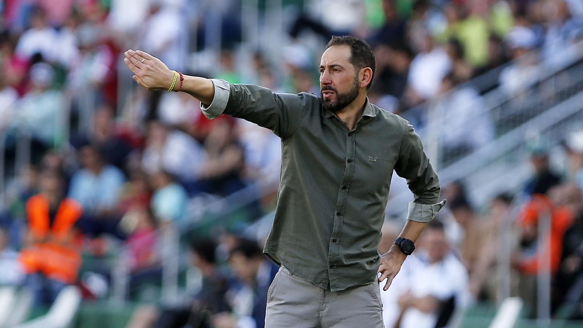 Pablo Machín dóna indicacions durant un partit de l'Elx aquesta temporada