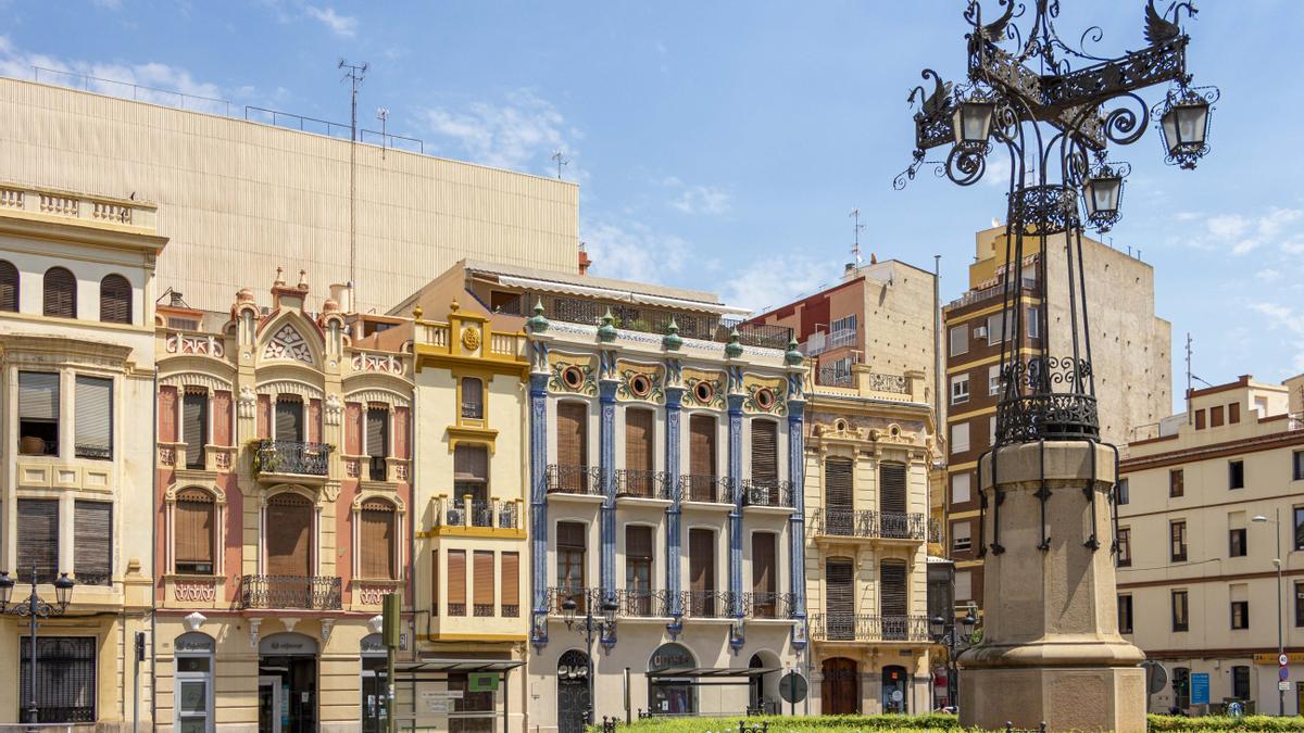 La Farola, de Castelló, a la que todavía le falta el farol.