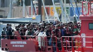 Llegada del barco de Salvamento marítimo cargado de migrantes a Lanzarote