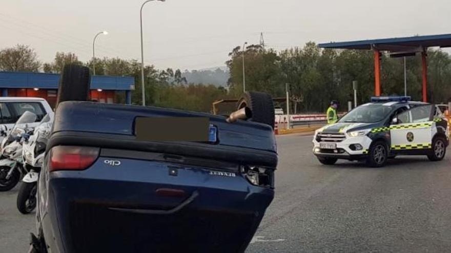 Detenido tras acabar su huida contra el peaje de la autopista en Baiona