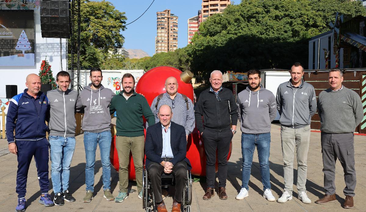 José Javier Jordá, Juanra Such i Vicent Pérez, amb Toni Calvo i Paco Juan, del CPV Benidorm, i els jugadors Héctor, Pere Roc II, Francés i Tomàs II.