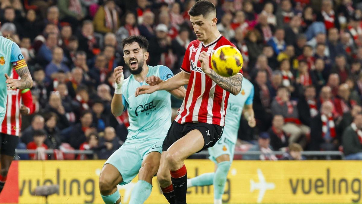 Morlanes pugna por un balón en el partido de San Mamés