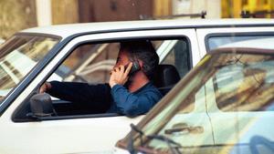 zentauroepp8932612 barcelona  28 10 99    sociedad   hombre hablando con un tel181117154654