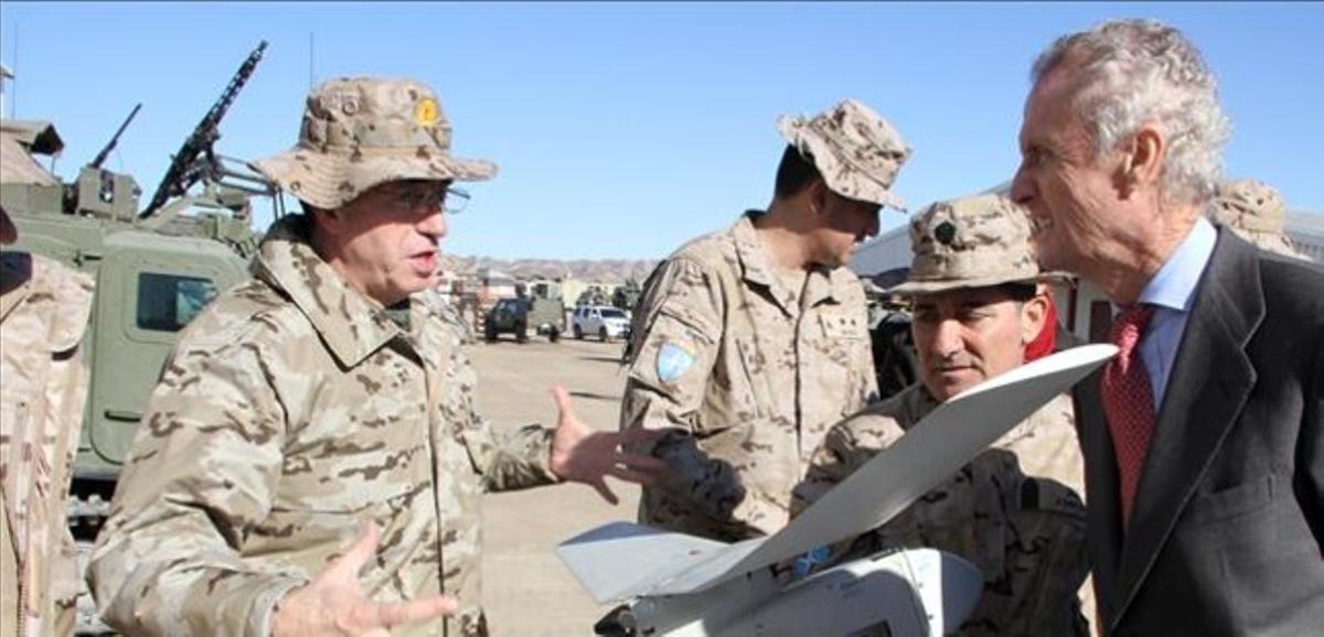 El general Domínguez Buj, amb el ministre Pedro Morenés a l’Afganistan, el gener passat. El general Domínguez Buj, amb el ministre Pedro Morenés a l’Afganistan, el gener passat.