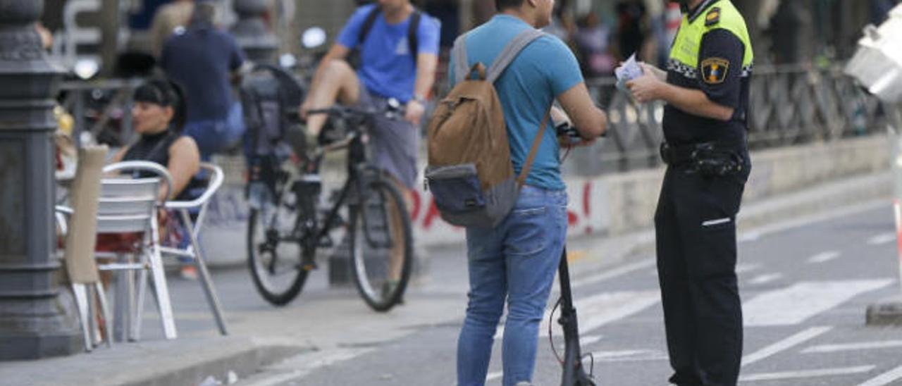 La Policía Local pone las primeras multas por infracciones de patinetes en València