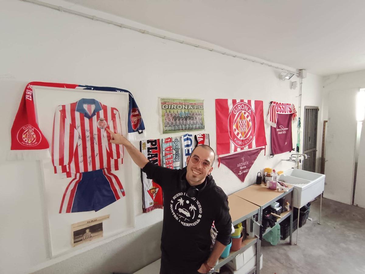 David Neras ensenya la samarreta que li van dur els Reis el 1997 quan tenia només set anys