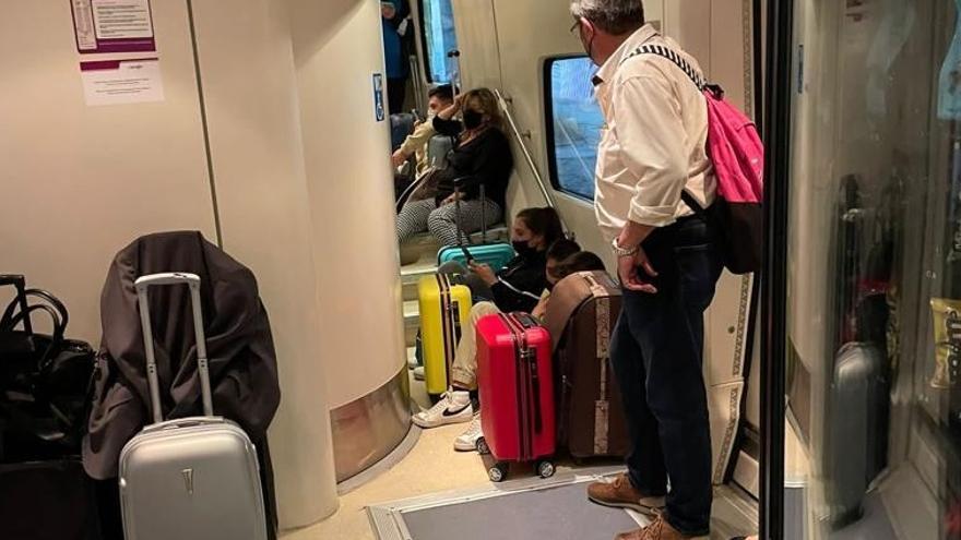 Viajeros sin asiento en los pasillos del tren Madrid-Bdajoz.