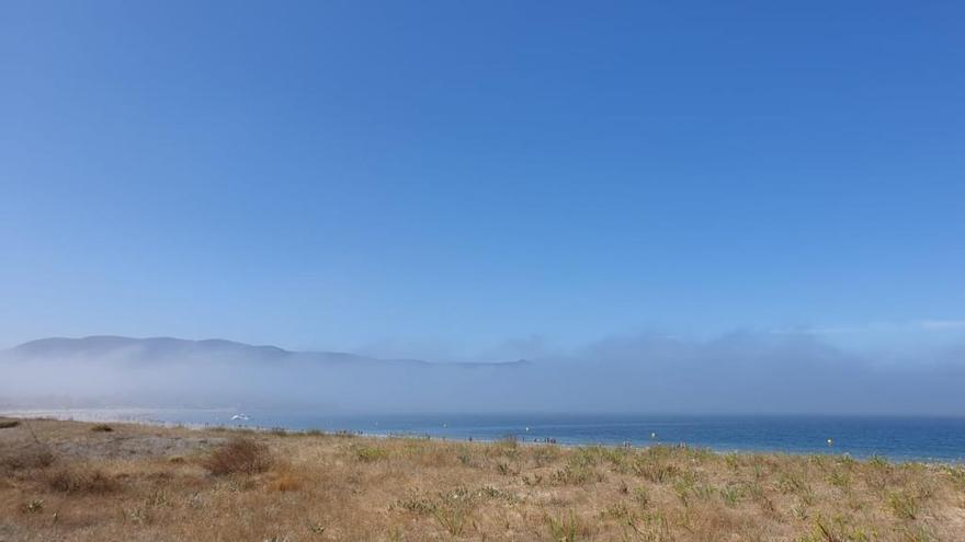 La Serra da Groba, vista desde la playa de Panxón, esta mañana // Marta G. Brea