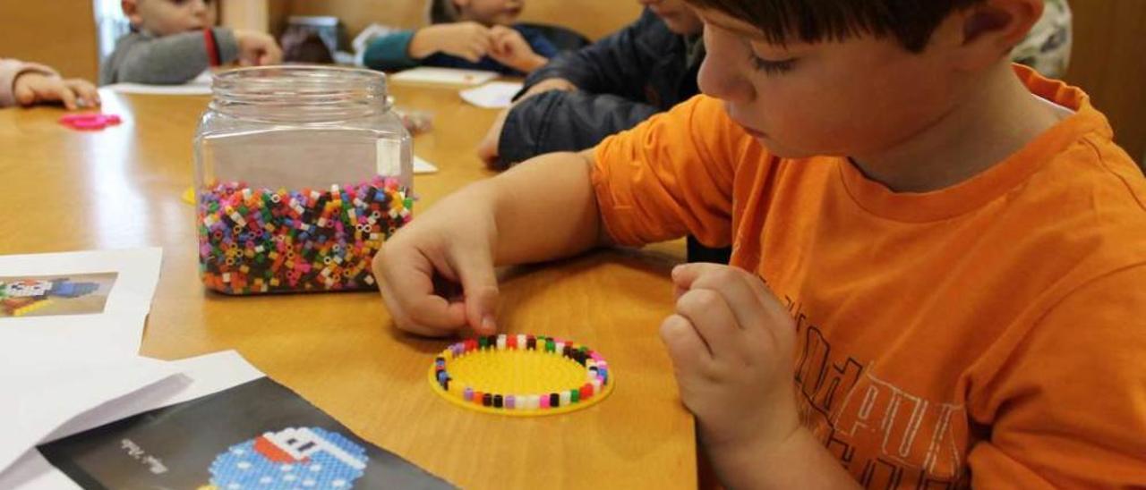 Álex Iglesias, ayer, realizando su &quot;hama beads&quot;.