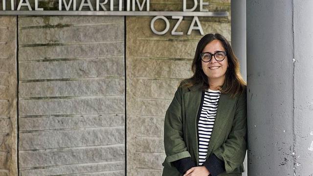 La doctora Carmen Barral, ayer, en el Hospital de Oza de A Coruña. | // CASTELEIRO / ROLLER AGENCIA