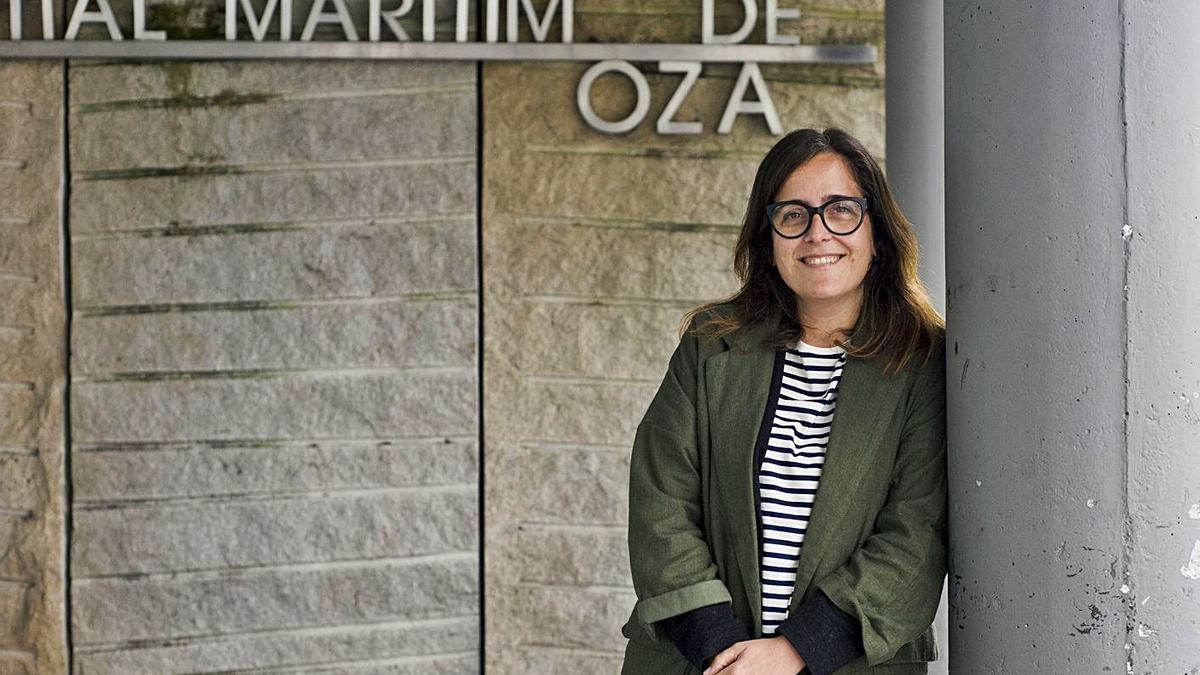 La doctora Carmen Barral, ayer, en el Hospital de Oza de A Coruña.   | // CASTELEIRO / ROLLER AGENCIA