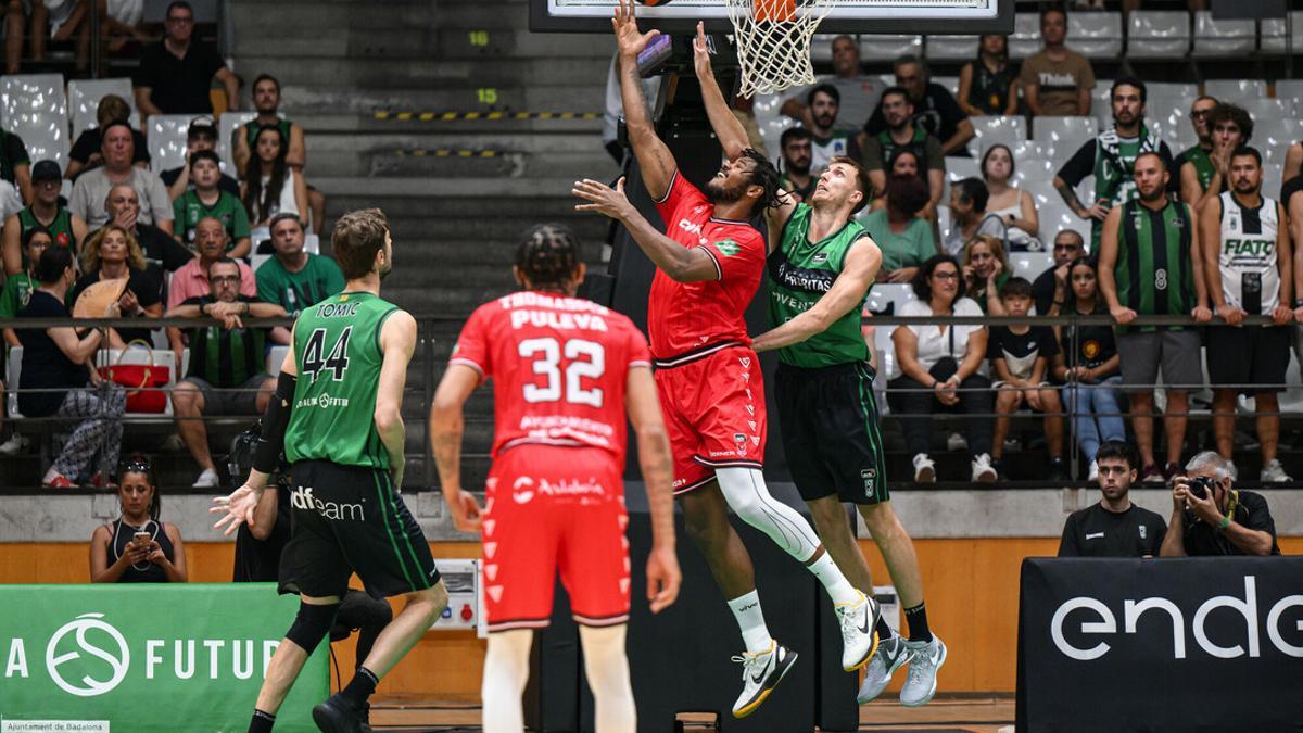 El pívot del Granada Felicio intenta superar la defensa de Brodziansky