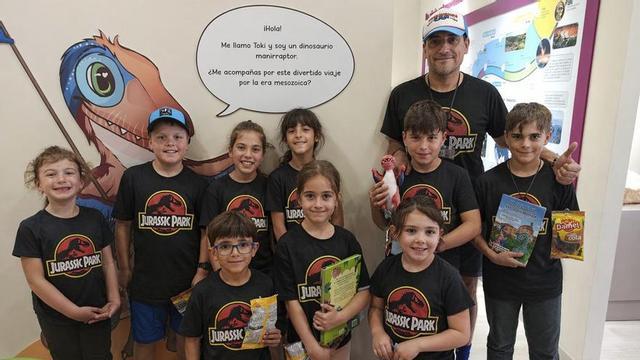 Los jóvenes participaron en un concurso, yincana, visita y excursión guiada para disfrutar de los dinosaurios.