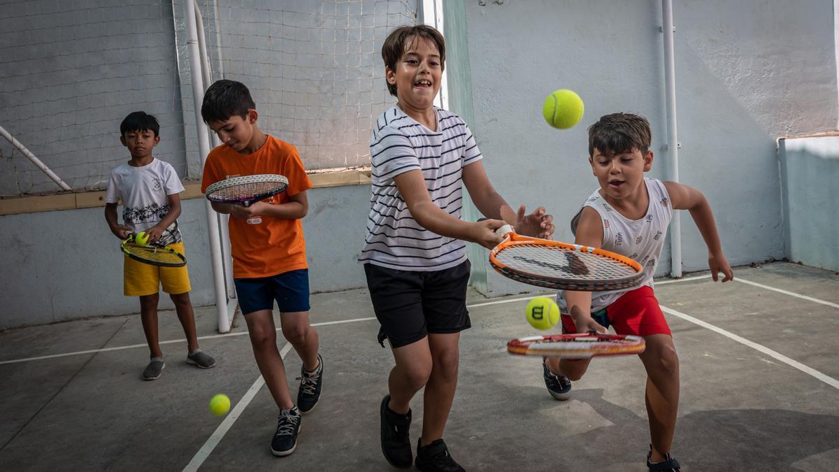 Un grupo de niños del centro socioeducativo Poble-Sec de la Fundació Pere Tarrés, en una clase de tenis.