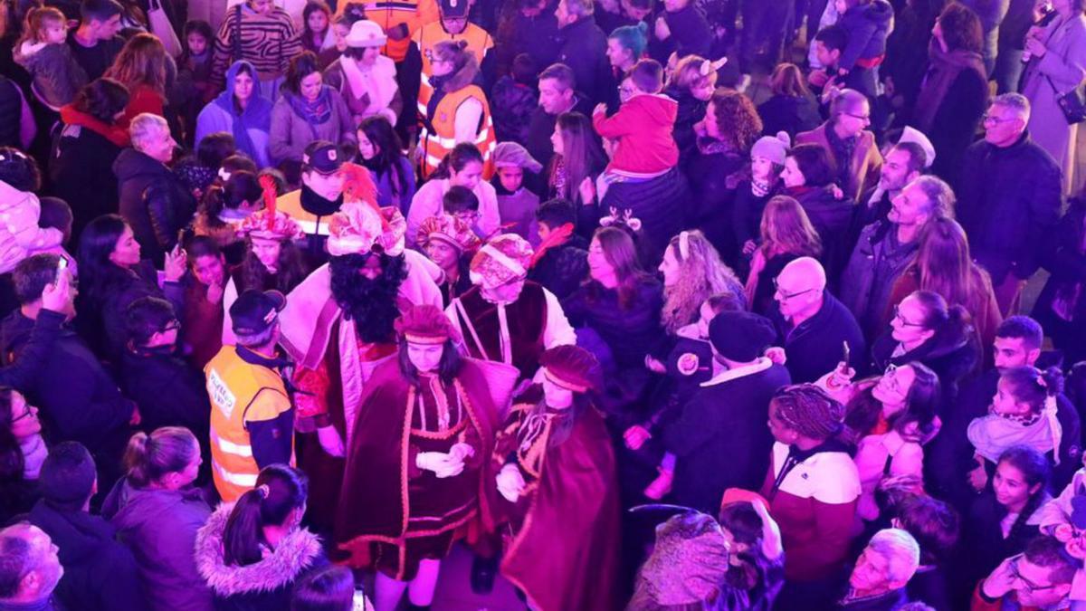  El público en la plaza de la Constitució arropando a los Reyes Magos cuando se dirigían a la sede del Consell de Formentera. 