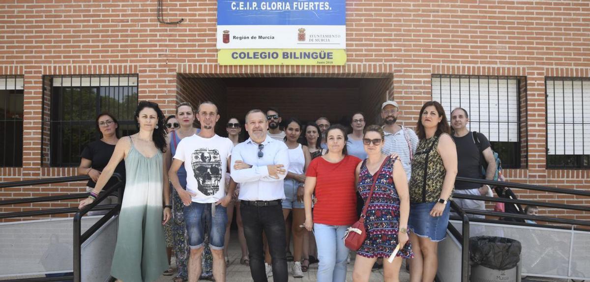 Las madres y padres del colegio Gloria Fuertes de El Palmar reclaman soluciones  | ISRAEL SÁNCHEZ