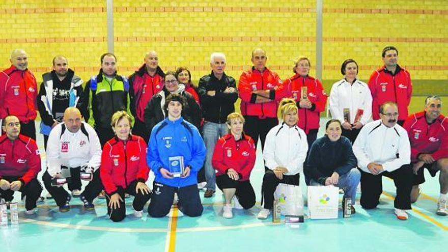 Foto de familia de todos los vencedores del torneo de Riosa. / c. b. riosa