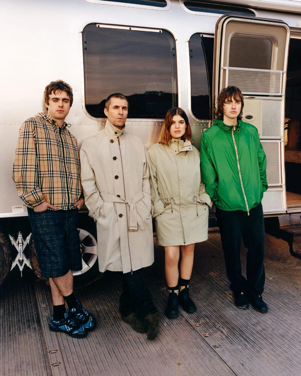 De izquierda a derecha, Lennon Gallagher, el cantante Liam Gallagher, Molly Moorish-Gallagher y Gene Gallagher, posando para la campaña 'Festiva' de Burberry.