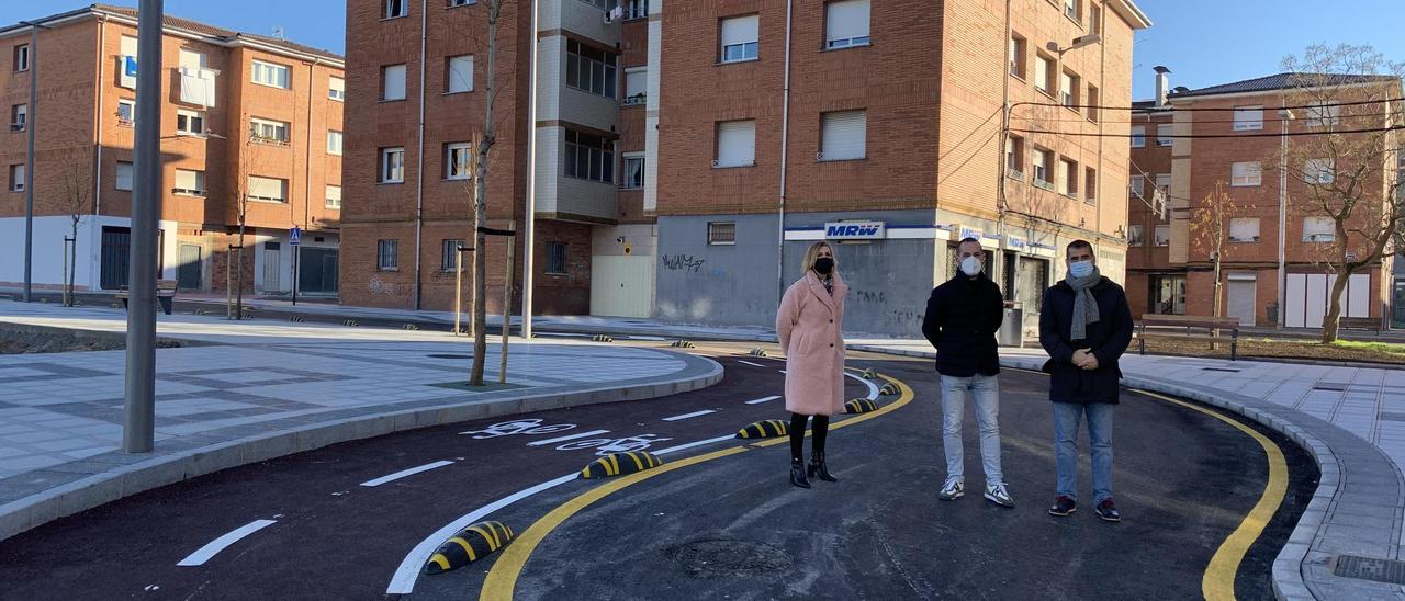 La edil Susana Madera, el alcalde Ángel García y Julio Prado, de la empresa adjudicataria, en la zona recién urbanizada