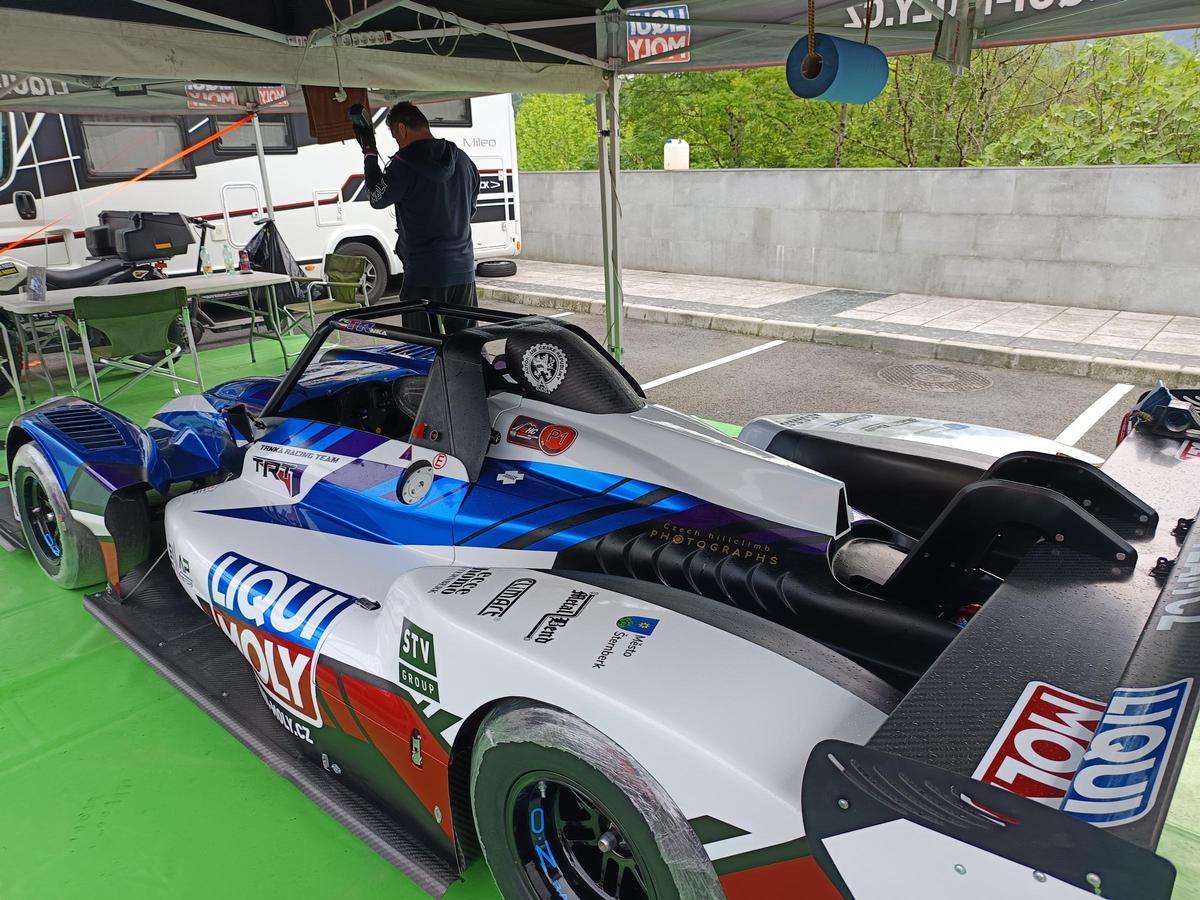 Gran ambiente automovilístico en Arriondas por la Subida al Fitu