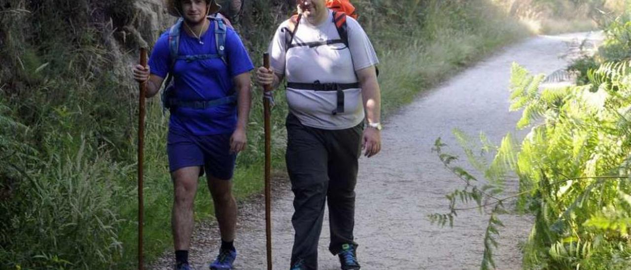 Dos peregrinos en el Camino Xacobeo, entre Caldas y Valga. // Noé Parga