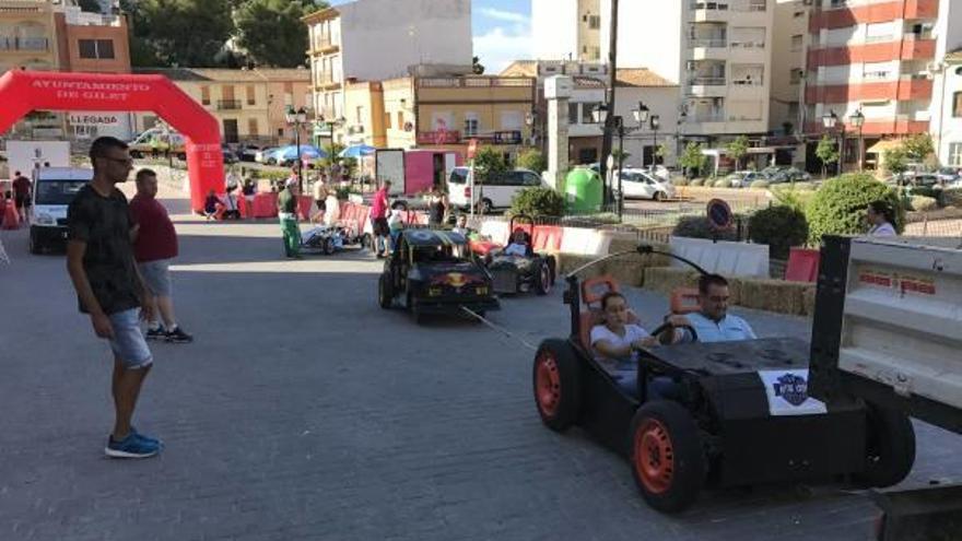 Despliegue  motero y de autos locos en Gilet