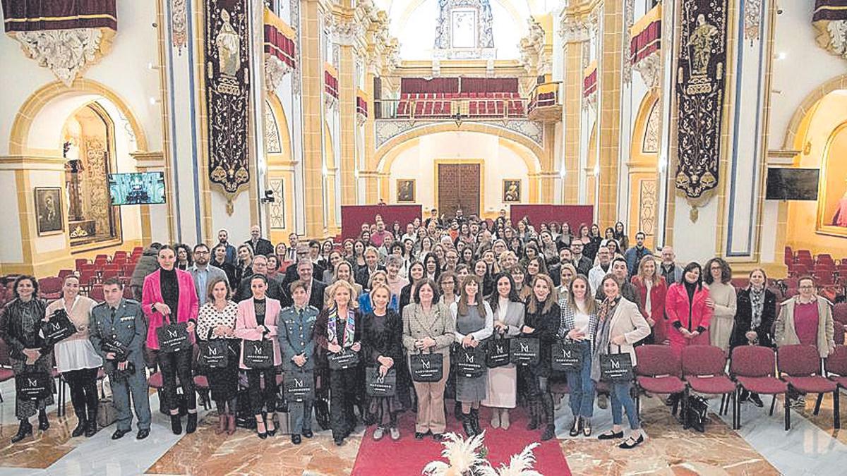 Foto de grupo tras la clausura de la Jornada con motivo del Día Internacional de la Mujer.