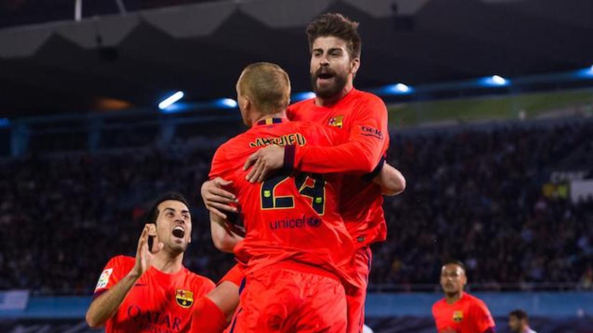 El excentral francés abraza a Gerard Piqué tras un gol del francés
