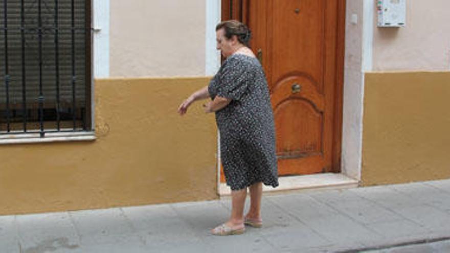 Una vecina muestra el lugar donde fue asaltada la anciana en la calle Reyes Católicos de Torrent.