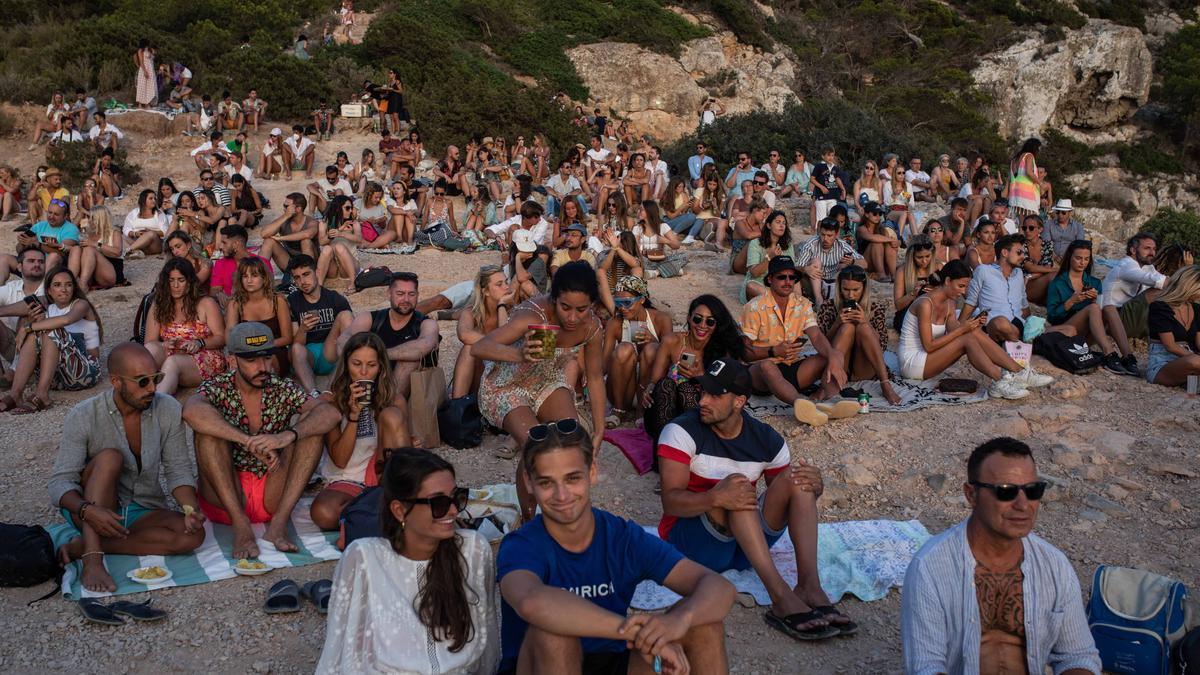 La puesta de sol en Ibiza, un botellón con vistas