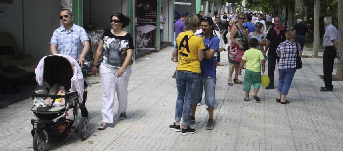 Passejant pel passeig Verdaguer en un dia de fira | ABEL GALLARDO/ARXIU