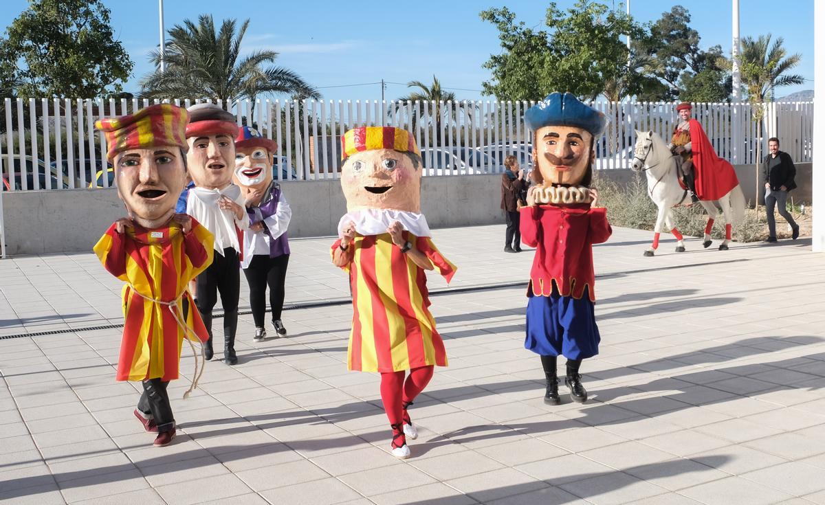 Los cabezudos recibieron a Francesc Cantó en el patio del instituto.