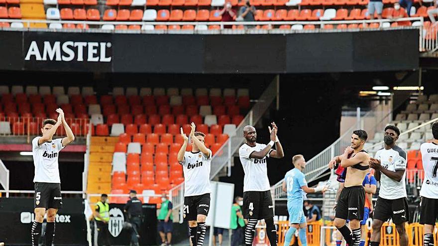 Varios jugadores entregaron camisetas a la afición.  | EFE