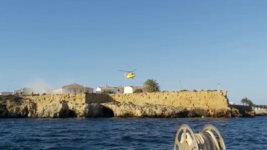 Rescatan en helicóptero a un joven en la isla de Tabarca al golpearse contra las rocas mientras saltaba