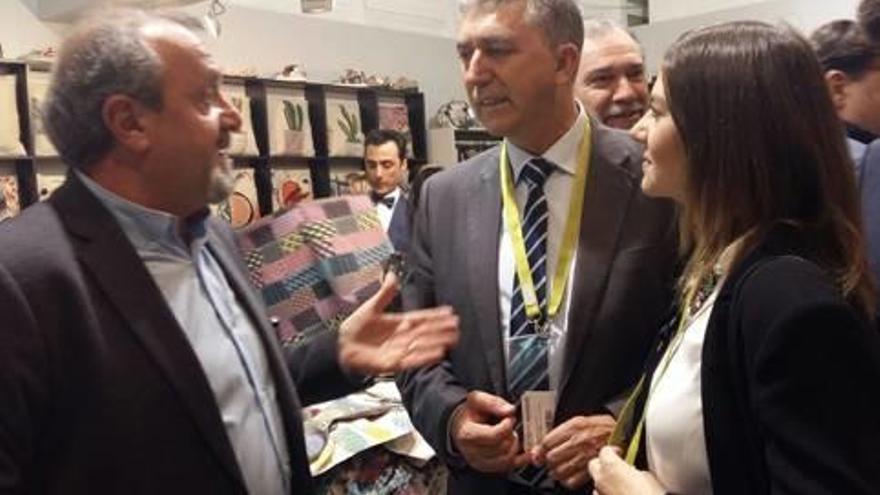El conseller Rafael Climent estuvo ayer en la feria del textil de Frankfurt visitando los expositores de varias empresas valencianas.